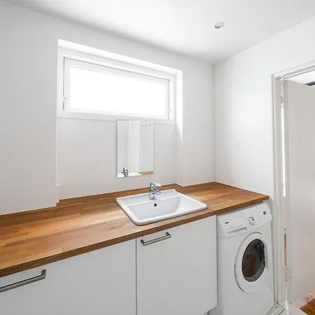 Charming W. 2-bedrooms Apartment *